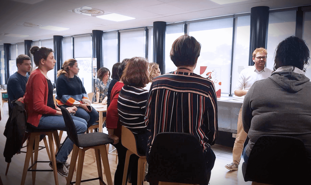 Collaborateurs écoutant un conteur d'histoire