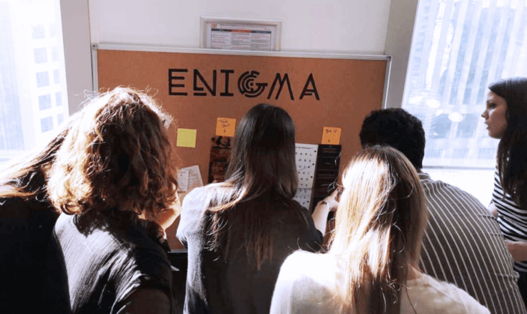 Collaborateurs devant une énigme de l'escape game Enigma