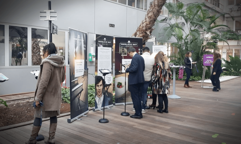 Collaborateur.rice.s jouant sur tablette à Sherlock'out