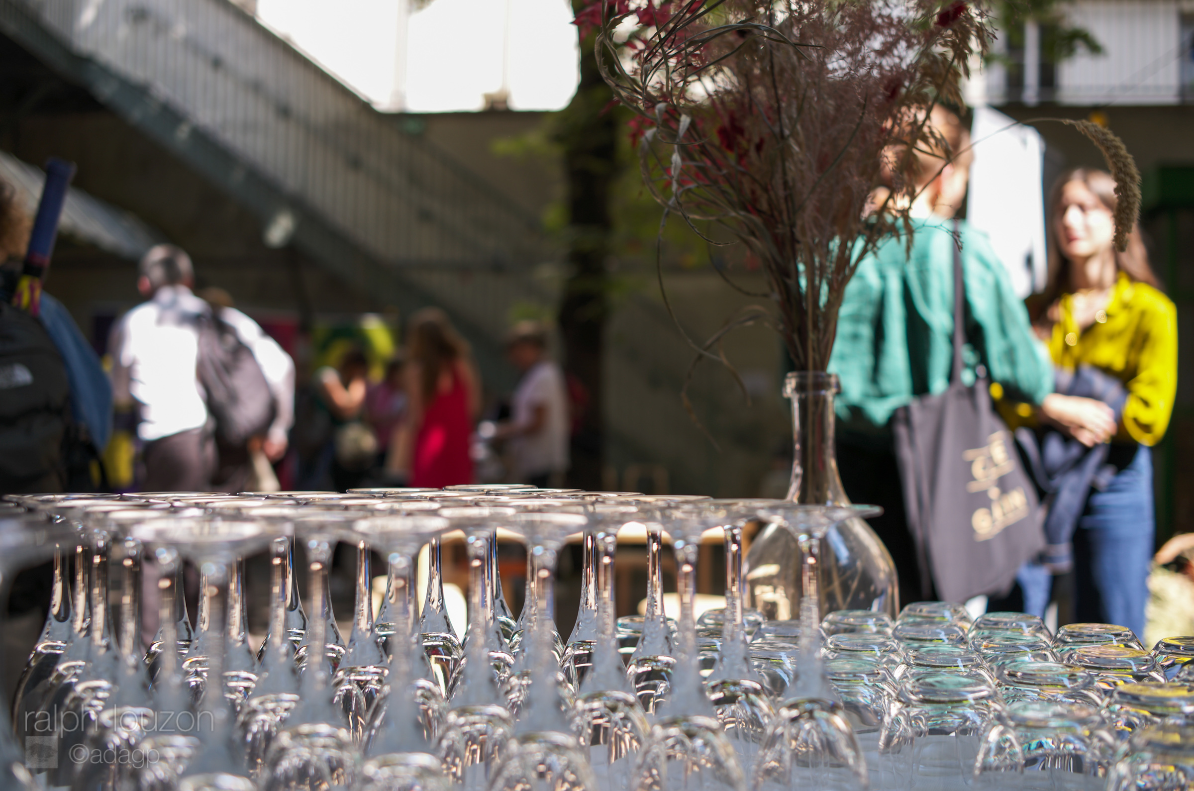 Gros plan sur les verres qui attendent d'être servis dehors