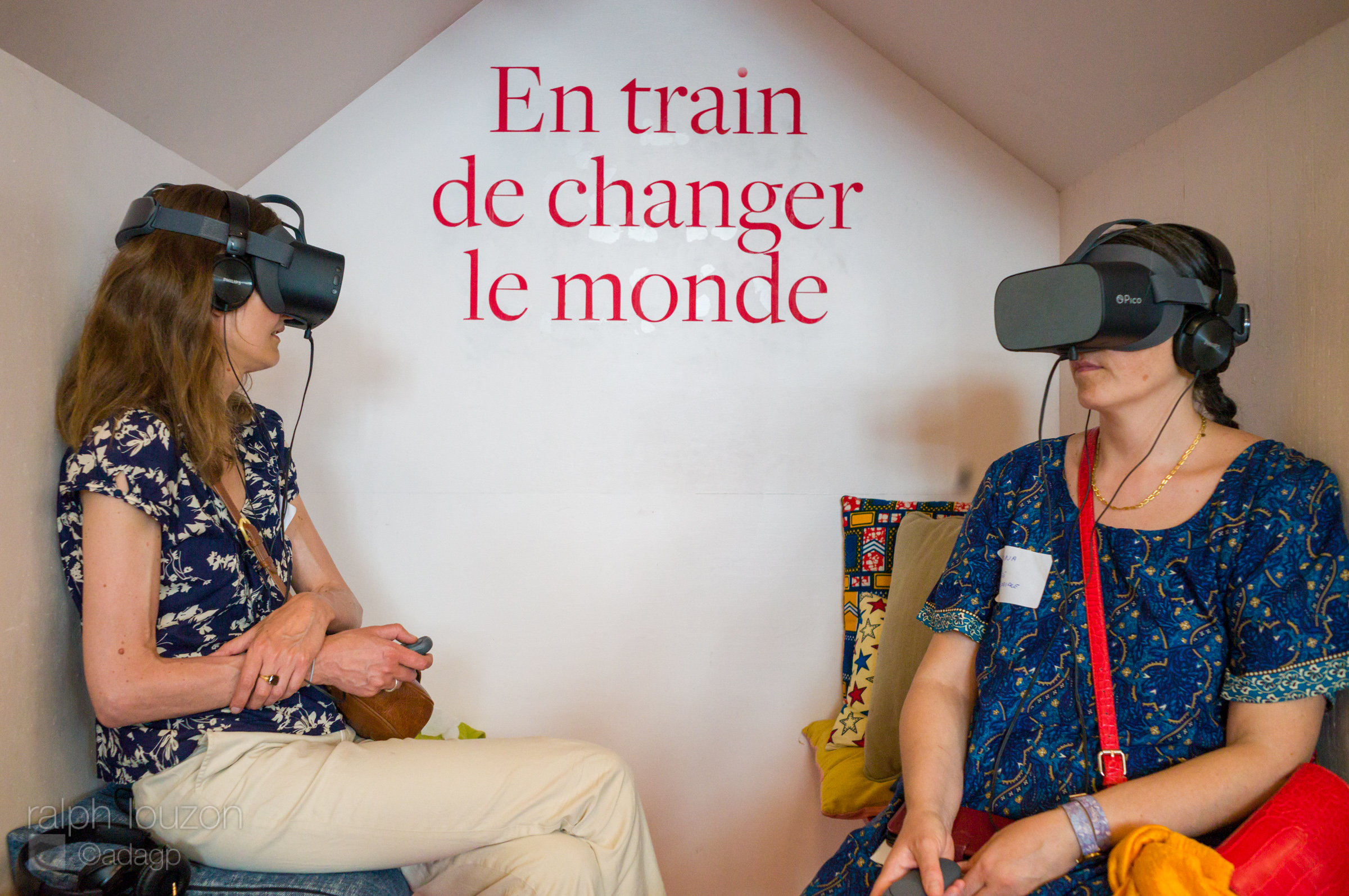 2 femmes assises avec un casque de réalité virtuelle sur le visage