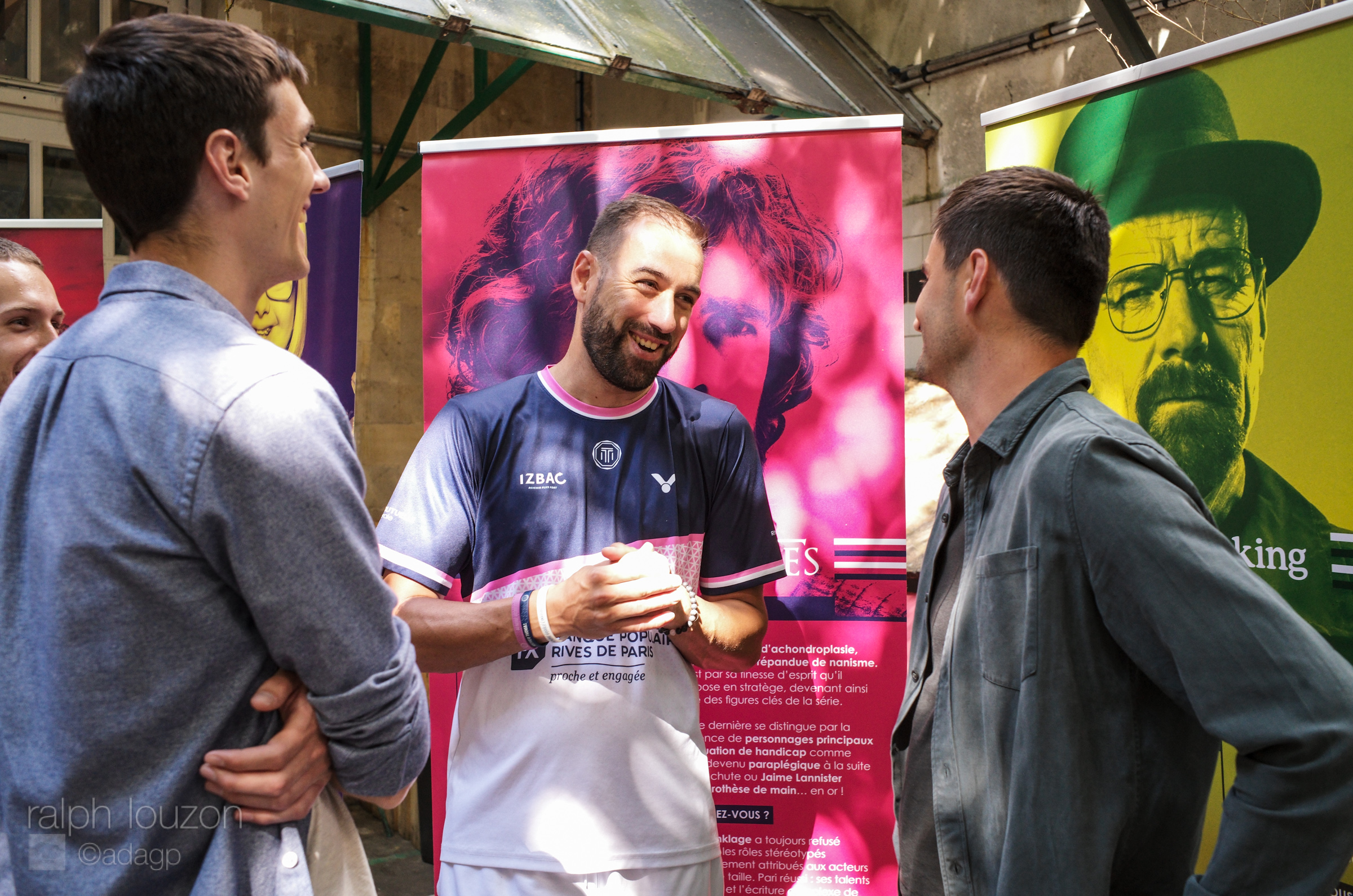 3 hommes discutent debout, parmi eux Mathieu Thomas para sportif.