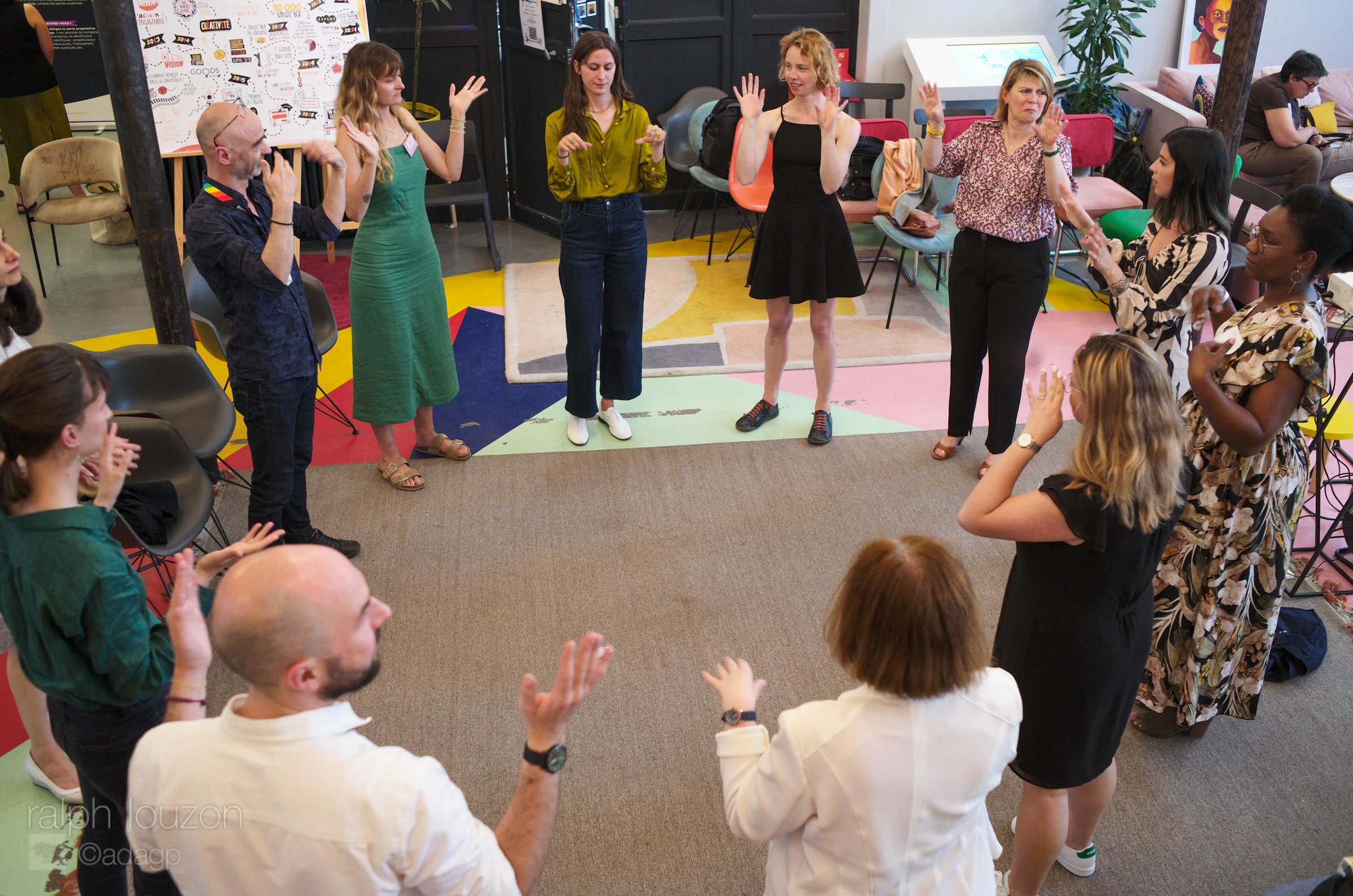 Un groupe de personnes en train de participer à l'atelier chansigne.