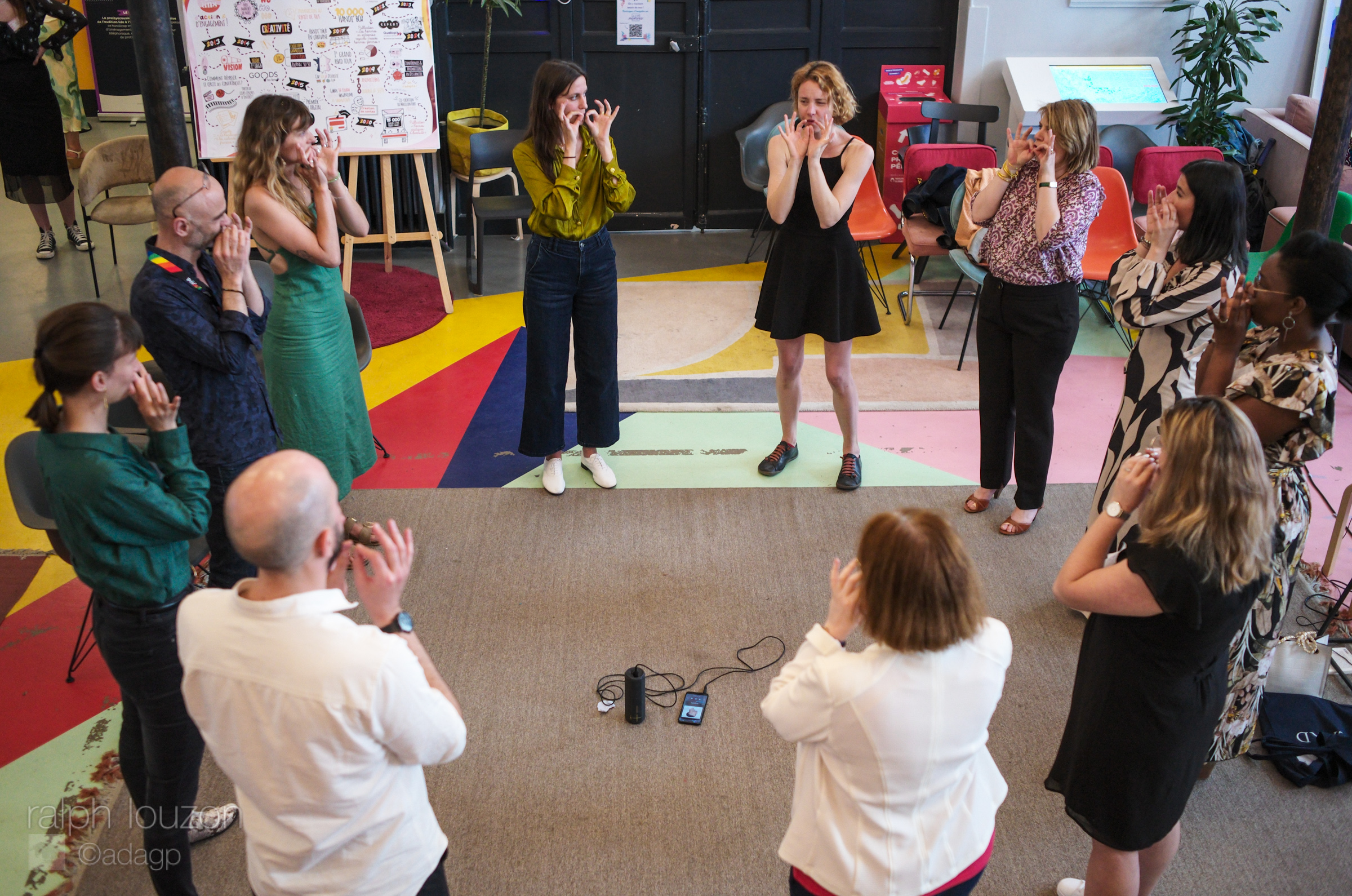 Un groupe de personnes en train de participer à l'atelier chansigne.