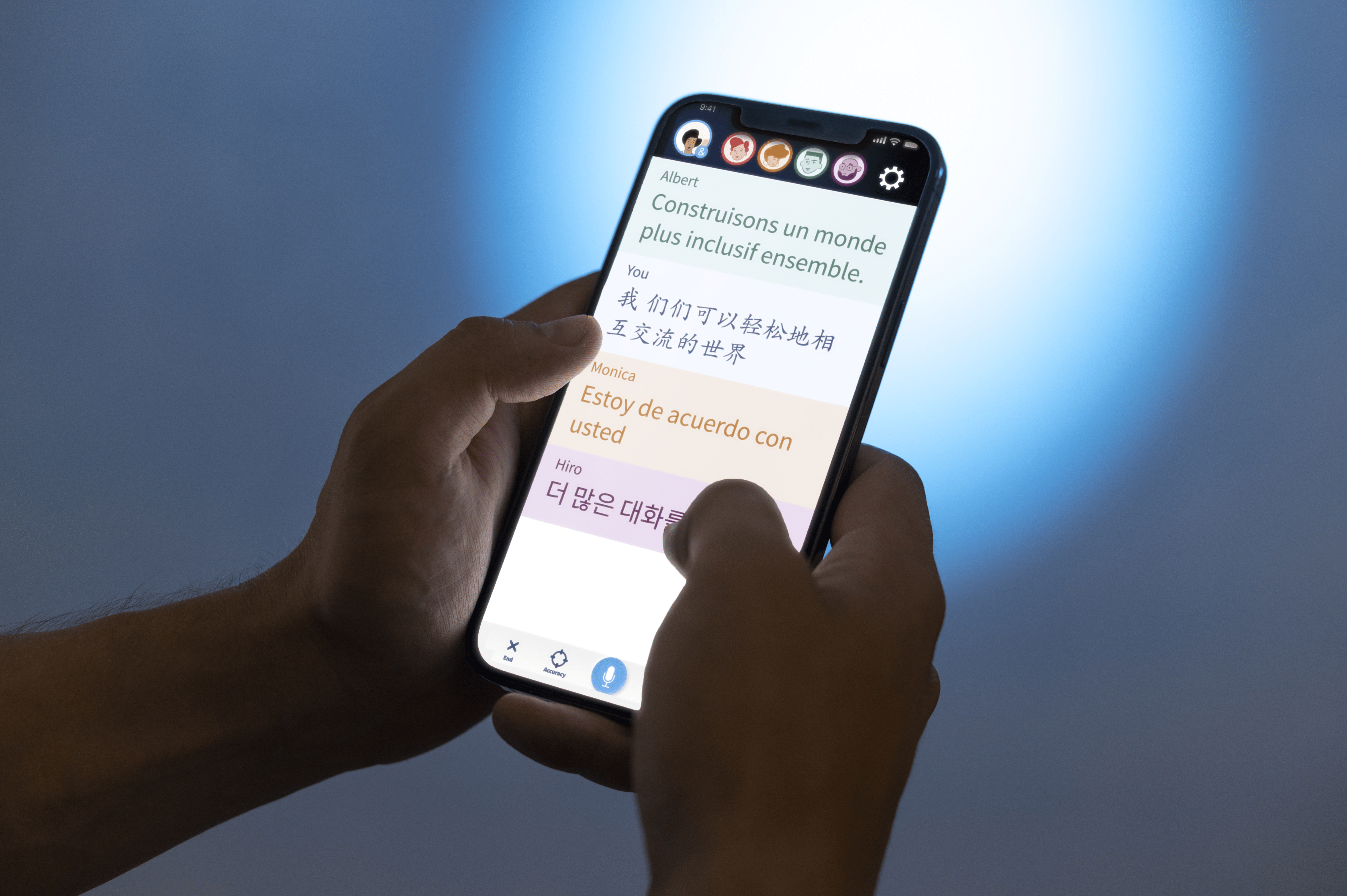 Des mains et un portable qui utilisent l'application Ava