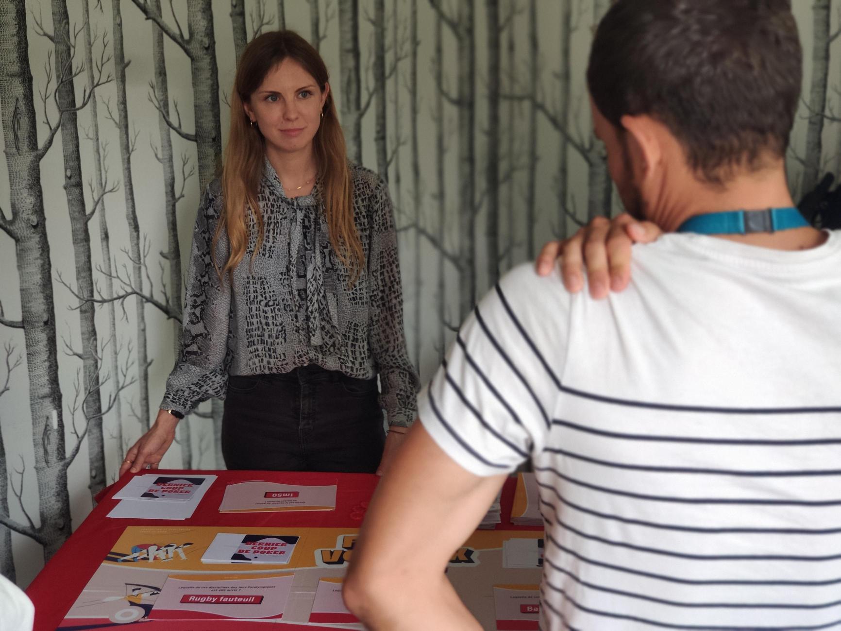 Collaborateur.rice.s en train d'animer notre animation ludique 'Faites vos jeux".