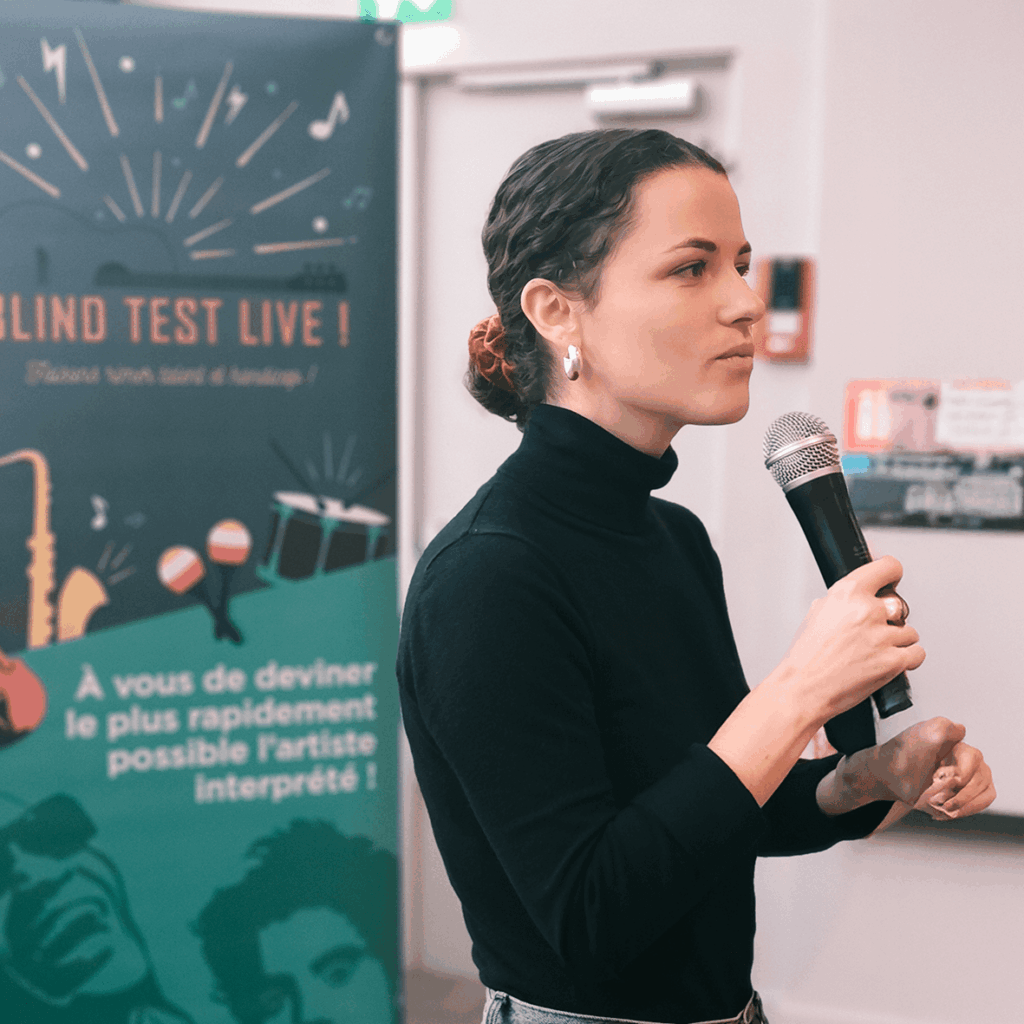 Julie anime le blind test handicap dans une entreprise