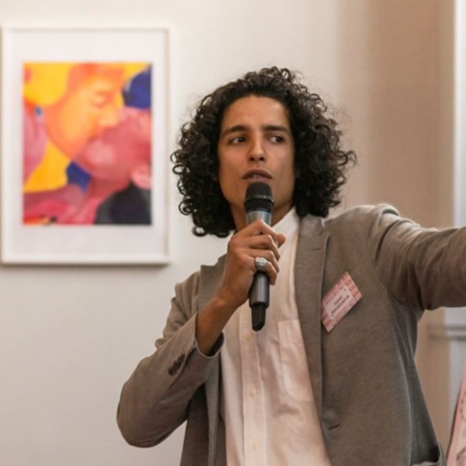 Jawad en train de parler dans un micro