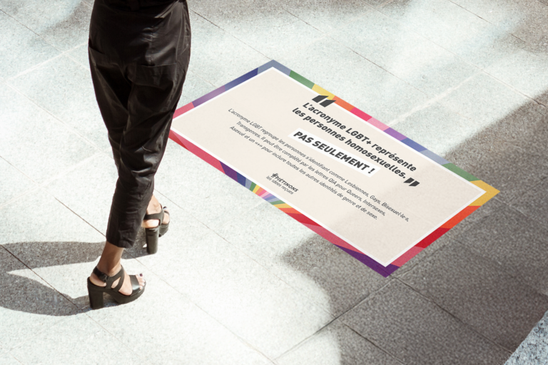 Stickers au sol LGBT+ mis dans un couloir d'entreprise