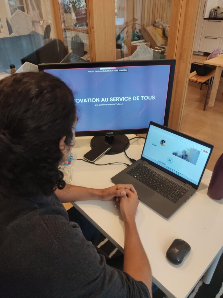 Jawad anime la conférence innovation et handicap derrière son ordinateur au bureau