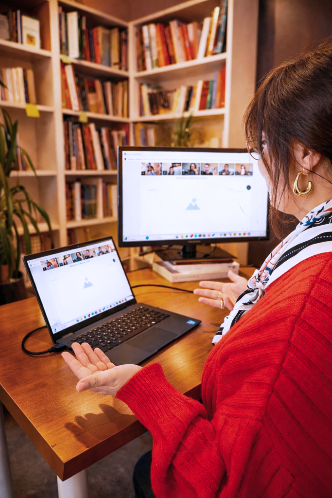 Anna anime une formation derrière son ordinateur au bureau